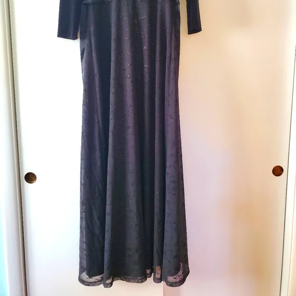 Formal night gown - Picture 4 of 8